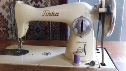 Продам финскую швейную машину "Tikka" (Tikkakoski) со швейным столом. Ножная на . . фото 3