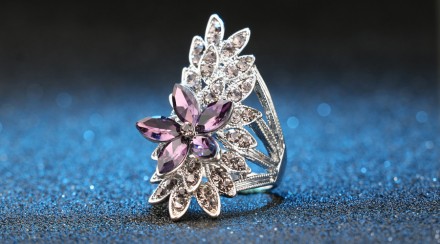 Продаю шикарное кольцо,перстень р-р 19,посеребряное с красивыми фиолетовыми камн. . фото 2