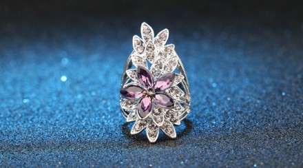 Продаю шикарное кольцо,перстень р-р 19,посеребряное с красивыми фиолетовыми камн. . фото 5