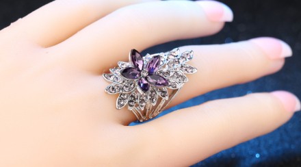 Продаю шикарное кольцо,перстень р-р 19,посеребряное с красивыми фиолетовыми камн. . фото 3