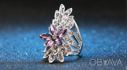 Продаю шикарное кольцо,перстень р-р 19,посеребряное с красивыми фиолетовыми камн. . фото 1