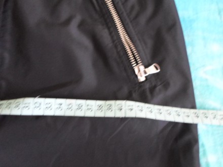 Фото 1-4 черная болоневая юбка ПОТ 38 см., ПОБ 48 см., длина 43 см. цена 55 грн.. . фото 4