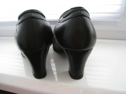 Женские кожаные черные туфли в отличном состоянии. Кожа мягкая. Устойчивый каблу. . фото 4
