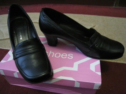 Женские кожаные черные туфли в отличном состоянии. Кожа мягкая. Устойчивый каблу. . фото 2