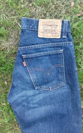 Продам ОРИГИНАЛЬНЫЕ джинсы Levi's 607 04 , размер W 30, L 32.
Положил на пол и . . фото 2