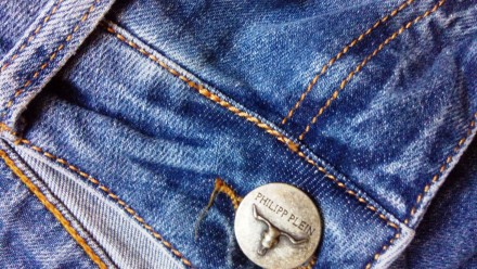 Оригинал. 
Женские джинсы-бойфренды philipp plein синего цвета с легкой теркой,. . фото 11