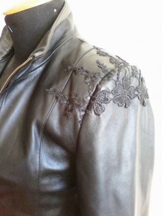 Кожаный пиджак-куртка в идеальном состоянии. Была куплена в Париже Galeries Lafa. . фото 2