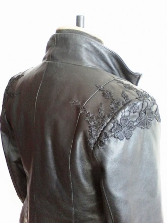 Кожаный пиджак-куртка в идеальном состоянии. Была куплена в Париже Galeries Lafa. . фото 3