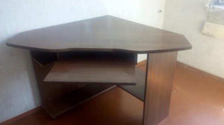 Продам угловой компьютерный стол,размер 90х90.. . фото 2