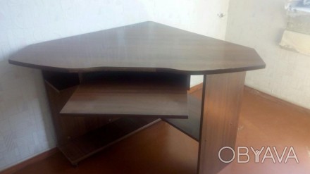 Продам угловой компьютерный стол,размер 90х90.. . фото 1