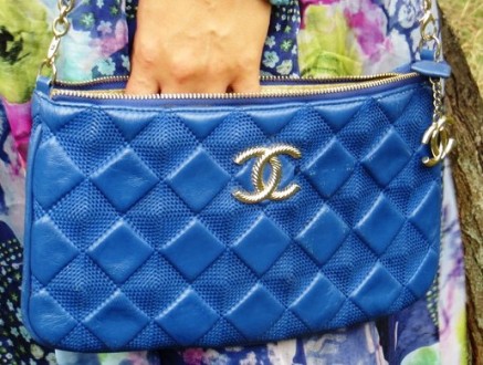 Сумочка-клатч Chanel в синем цвете. Кожа. 
Длинная ручка-цепочка. 
В идеальном. . фото 2