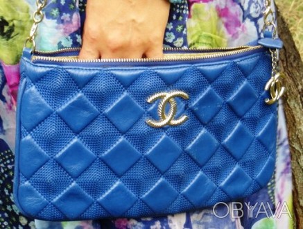 Сумочка-клатч Chanel в синем цвете. Кожа. 
Длинная ручка-цепочка. 
В идеальном. . фото 1