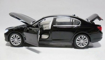BMW 750Li. Коллекционная модель автомобиля.
Масштаб: 1:32
Цвет: черный / шампа. . фото 3