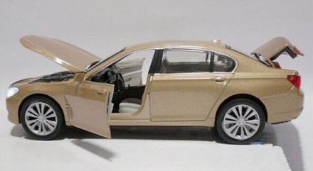 BMW 750Li. Коллекционная модель автомобиля.
Масштаб: 1:32
Цвет: черный / шампа. . фото 4