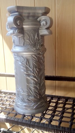 Серебристая, керамическая подставка, с элементами лепки, смотрится очень эффектн. . фото 3