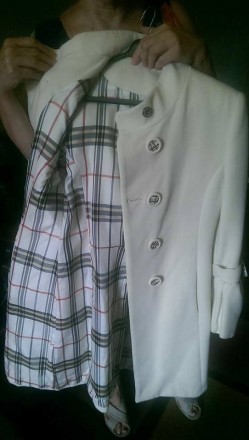 Пальто новое молочного цвета с подкладкой Burberry нарядное .Размер 38-40 , длин. . фото 3