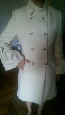 Пальто новое молочного цвета с подкладкой Burberry нарядное .Размер 38-40 , длин. . фото 2