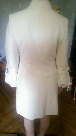 Пальто новое молочного цвета с подкладкой Burberry нарядное .Размер 38-40 , длин. . фото 4
