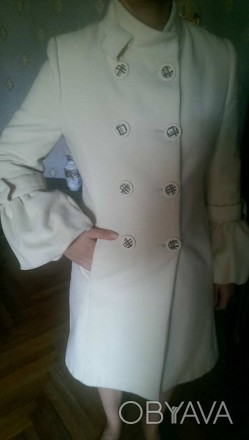 Пальто новое молочного цвета с подкладкой Burberry нарядное .Размер 38-40 , длин. . фото 1