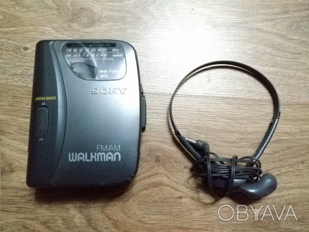 Продам рабочий плеер Sony Walkman с функцией Mega Bass с наушниками оригинальным. . фото 1