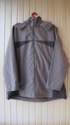 Легкая куртка с капюшоном. 
Цвет светло-коричневый с темно-коричневыми вставкам. . фото 2