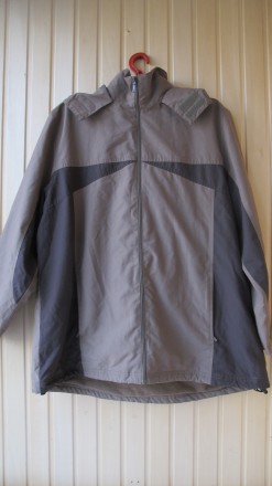 Легкая куртка с капюшоном. 
Цвет светло-коричневый с темно-коричневыми вставкам. . фото 3