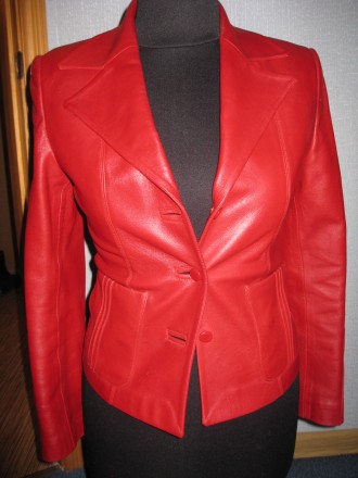 красный пиджак приталенный, кожа натуральна, очень мягенькая, на рукавах и карма. . фото 2