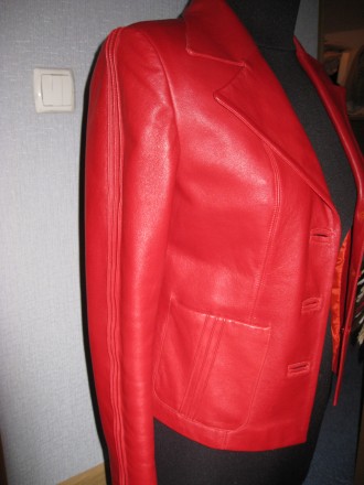 красный пиджак приталенный, кожа натуральна, очень мягенькая, на рукавах и карма. . фото 3