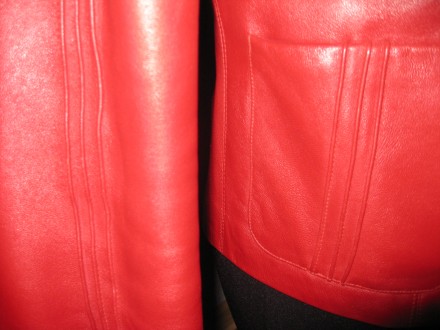 красный пиджак приталенный, кожа натуральна, очень мягенькая, на рукавах и карма. . фото 4