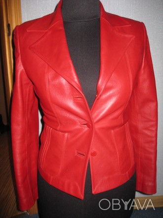 красный пиджак приталенный, кожа натуральна, очень мягенькая, на рукавах и карма. . фото 1