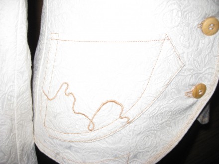 пиджак белый приталенный с тисненым рисунком (белым по белому), с отделочными ст. . фото 4