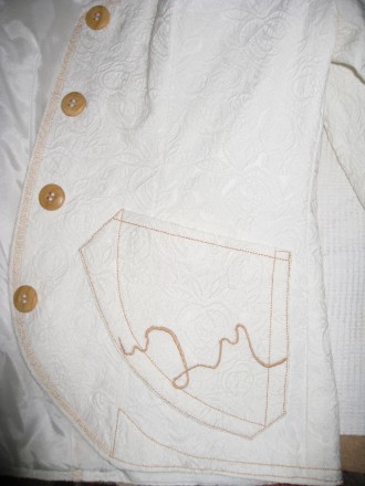 пиджак белый приталенный с тисненым рисунком (белым по белому), с отделочными ст. . фото 3