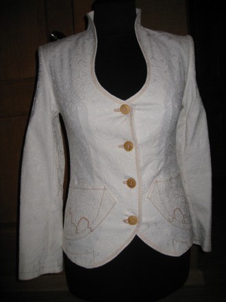 пиджак белый приталенный с тисненым рисунком (белым по белому), с отделочными ст. . фото 2