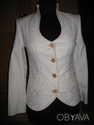 пиджак белый приталенный с тисненым рисунком (белым по белому), с отделочными ст. . фото 1