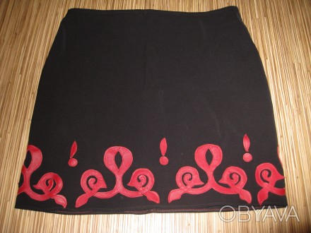 юбка черная с красной кожаной аппликацией, талия-76 см. бедра- 92 см.,длина-41 с. . фото 1