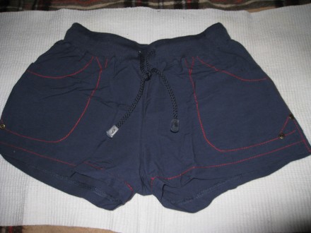шорты темно синие, с красными отделочными строчками, на резинке, талия растягива. . фото 2