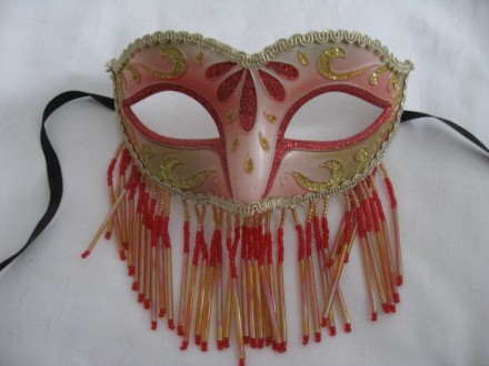 маска венецианская в красно - желтых тонах, с висящей бахромой из бисера, на зав. . фото 3