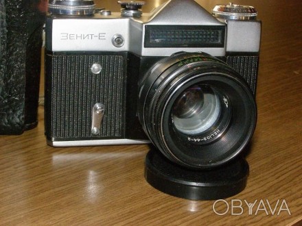 Продам пленочный зеркальный фотоаппарт "Зенит-Е" в кожанном чехле, с объективом . . фото 1