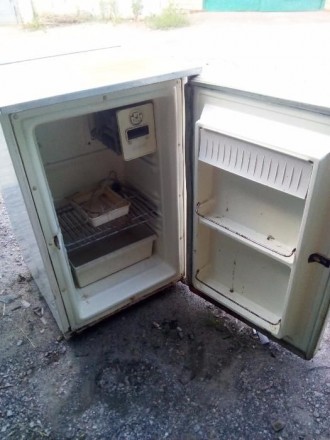 Абсорбционный холодильник Дон 2. Выпуска 60х годов. Компактный, высота около 1,2. . фото 3