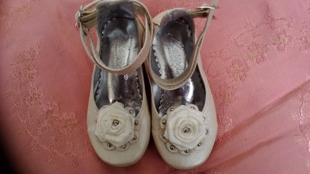 Красивые туфельки молочного цвета,хорошо держат ножку,каблук 0,5см. . фото 2