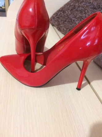 Продам красные лаковые туфли - лодочки .Удобные, яркие и стильные. Надеты были п. . фото 2