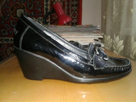 класичні жіночі туфлі з натуральної лакованої шкіри на танкетці, м'якесенькі і д. . фото 5