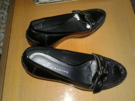 класичні жіночі туфлі з натуральної лакованої шкіри на танкетці, м'якесенькі і д. . фото 4