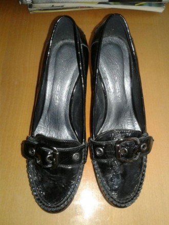 класичні жіночі туфлі з натуральної лакованої шкіри на танкетці, м'якесенькі і д. . фото 2