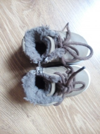 Тепленькі черевики,з нюансів маленька подряпина на носку(видно на фото),а так вс. . фото 4