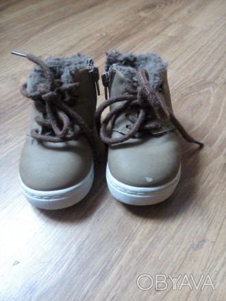 Тепленькі черевики,з нюансів маленька подряпина на носку(видно на фото),а так вс. . фото 1