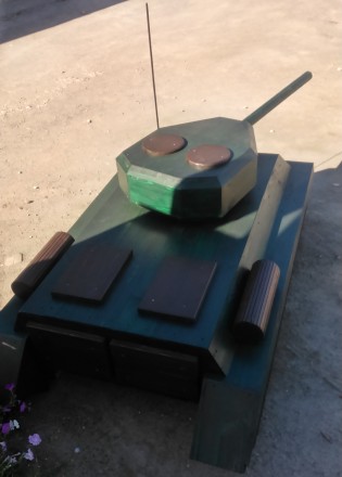 Макет танка, выполненный из массива сосны. Имитация настоящего танка из натураль. . фото 6