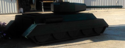 Макет танка, выполненный из массива сосны. Имитация настоящего танка из натураль. . фото 3