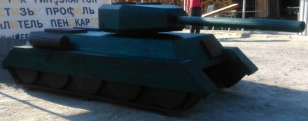 Макет танка, выполненный из массива сосны. Имитация настоящего танка из натураль. . фото 2