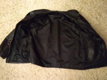 Продам черную кожаную куртку в хорошем состоянии. 3 внутренних кармана (в т.ч. 1. . фото 4